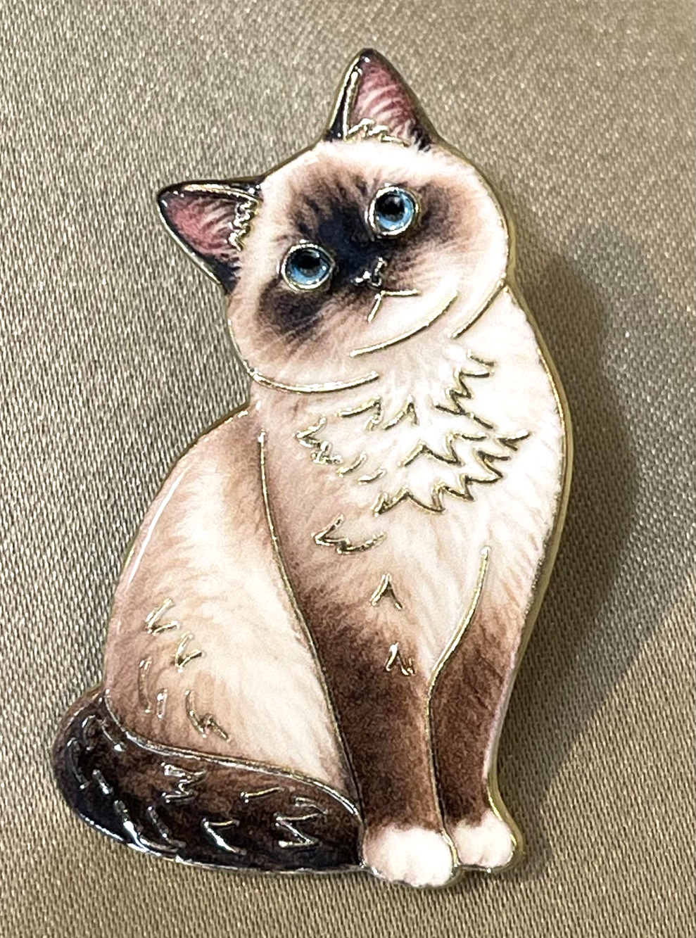 NWOT Beige Siamese Cat Brooch Lapel Pin Enamel Blue Eyes Pets Family
